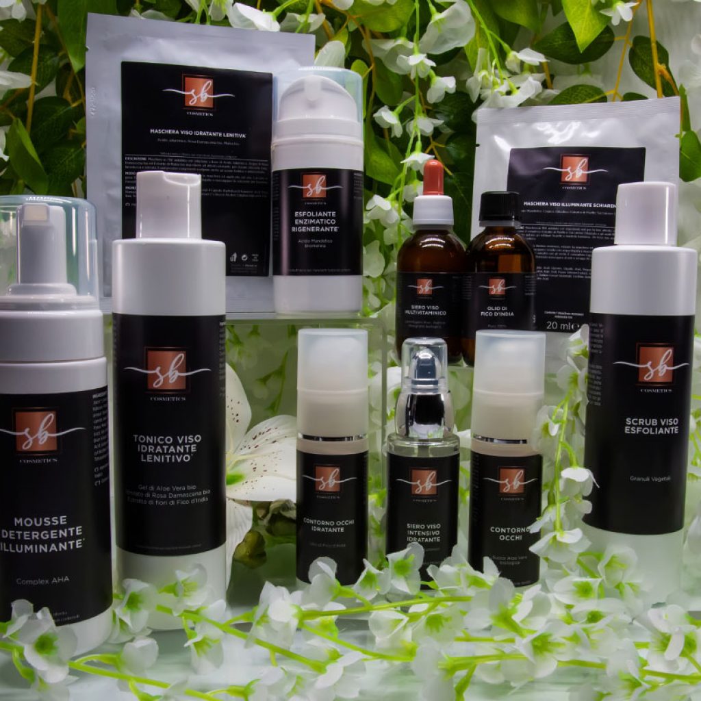 La Linea Viso Schiarente Illuminante Acido Mandelico è formulata per il trattamento e la prevenzione delle macchie. Le proprietà antiossidanti della Vitamina A, E ed F, dall’Acido Mandelico e dalla Bromelina ed inibiscono l’eccessiva sintesi di melanina, causa principale delle macchie.