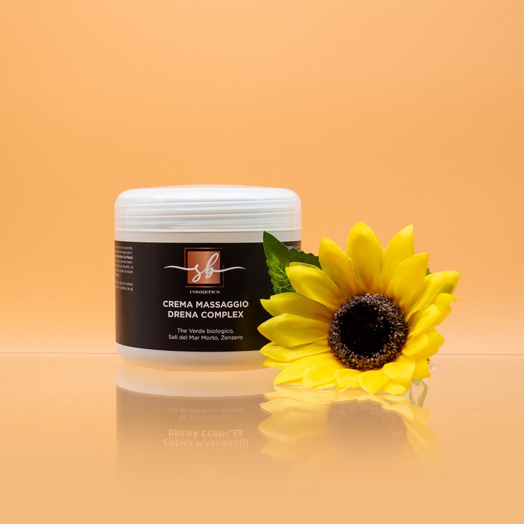 Crema corpo con attivi naturali vegetali ad azione drenante. La sua formula si basa sull’associazione di elementi come i Sali Marini del Mar Morto, la Caffeina, gli Estratti di Zenzero e Tè Verde che oltre a favorire il drenaggio dei liquidi in eccesso, migliorano il microcircolo cutaneo.

Crema corpo drenante, che contiene innovativi principi funzionali quali il Tè verde, Caffeina, Zenzero, Centella, e Sali del Mar Morto che, grazie alla loro speciale attività, sono in grado di ridurre l’accumulo di nuove stasi linfatiche sostenendo il drenaggio dei liquidi con un’azione d’urto ed un mirabile effetto tensore, prevenendo la comparsa di cellulite. Questa speciale formulazione consigliata alle pelli sensibili, delicate, soggette a fragilità capillare, deve la sua efficacia alla sinergia di attivi vegetali che sviluppano e garantiscono un'azione mirata in grado di alleviare la sensazione di gonfiore e dolore localizzato agli arti inferiori, provocato da ristagno dei liquidi.

&nbsp;