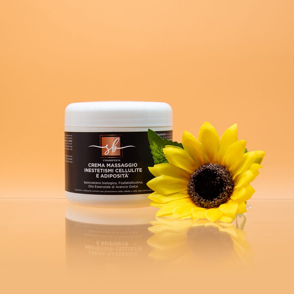 La migliore Crema Massaggio Cellulite corpo con attivi naturali, è un prodotto di massima qualità che in associazione coadiuvano nel trattamento della cellulite.

L’Estratto di Ippocastano e la Caffeina normalizzano la permeabilità a livello dei vasi favorendone l’assorbimento dei liquidi stagnanti nei tessuti. L’estratto di Edera insieme all’Olio Essenziale di Arancio Dolce aiuta a combattere gli inestetismi della cellulite favorendo il tono e l’elasticità della pelle.

La Fosfatidilcolina funge da veicolante, aiuta quindi tutti gli altri attivi ad essere assorbiti a livello cutaneo. L’uso regolare della Crema Massaggio Cellulite riduce visibilmente la pelle a buccia d’arancia e ne contrasta efficacemente la ricomparsa. La pelle acquisisce nuova compattezza, migliora la micro- circolazione e quindi anche il metabolismo del tessuto connettivo e la silhouette recupera contorni armoniosi.

&nbsp;