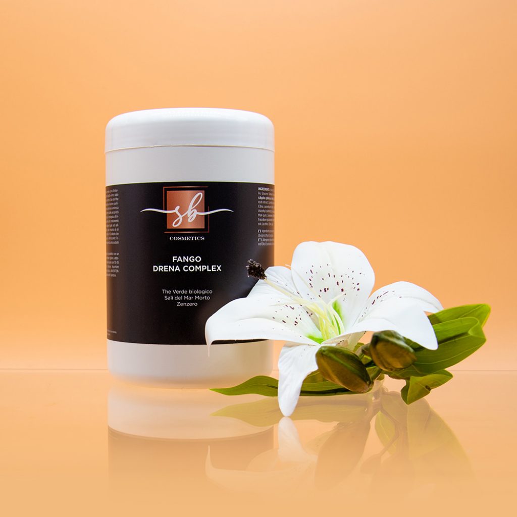 Fango in crema, osmoticamente attivo. Formula a base di Argilla Verde dalle proprietà depurative e assorbenti che a contatto con l’epidermide favorisce l’eliminazione delle tossine, l’ossigenazione della pelle e il naturale ricambio cellulare.

Fango in crema, osmoticamente attivo. Formula a base di Argilla Verde dalle proprietà depurative e assorbenti che a contatto con l’epidermide favorisce l’eliminazione delle tossine, l’ossigenazione della pelle e il naturale ricambio cellulare; Sale del mar morto, i cui minerali svolgono un’azione depurante, aumentando l’apporto di ossigeno alle cellule e rimineralizzando la pelle, rendendola luminosa e tonificata. Completano l’azione l’estratto di The verde dalle potenzialità lipolitiche e drenanti, una miscela di oli essenziali come Arancio dolce e Eucalipto che svolgono un azione levigante e rinfrescante ed estratto di Zenzero dalle proprietà antiossidanti e detossificanti.