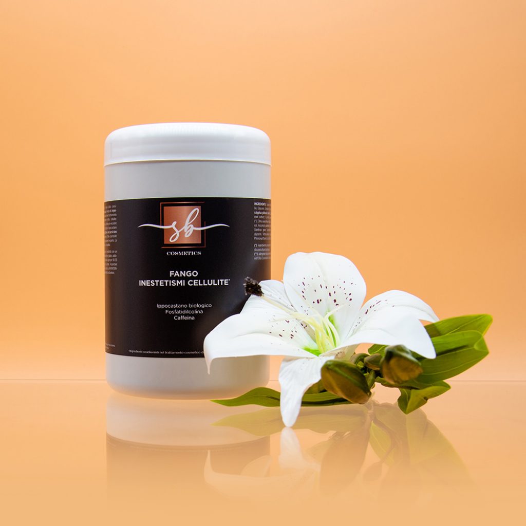 Questo fango dalla consistenza soffice e cremosa, è ricco di ingredienti funzionali coadiuvanti nel trattamento cosmetico della cellulite. La pelle risulta già dalle prime applicazioni più tonica e compatta.

Questo fango dalla consistenza soffice e cremosa, è ricco di ingredienti funzionali coadiuvanti nel trattamento cosmetico della cellulite. Contiene Argilla verde dall'azione detossinante e purificante, Fosfatidilcolina ideale per veicolare i componenti attivi, estratto di Ippocastano, The verde e Caffeina che favoriscono il flusso linfatico e svolgono azione lipolitica e drenante, olio essenziale di Arancio dolce che svolge un’azione levigante e anticellulite. La pelle risulta già dalle prime applicazioni più tonica e compatta.