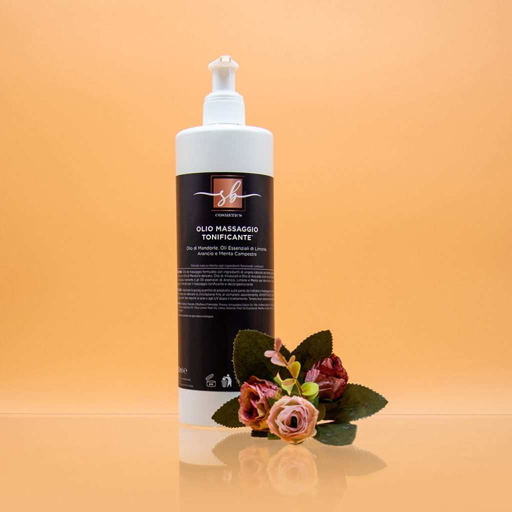 L'olio massaggio tonificante ha un'azione tonificante e decongestionante a base di olio di mandorle, olio di oliva bio, olio di vinaccioli e olio di avocado.

L'olio da massaggio tonificante è formulato con ingredienti di origine naturale ad elevata scorrevolezza arricchito con Olio di Mandorle delicatamente emolliente, Olio di Vinaccioli e Olio di Avocado ricchi di antiossidanti, Olio di Oliva extravergine Biologico prezioso nutrimento, Oli essenziali di Arancio, Limone e Menta come coadiuvanti per il massaggio tonificante e decongestionante.