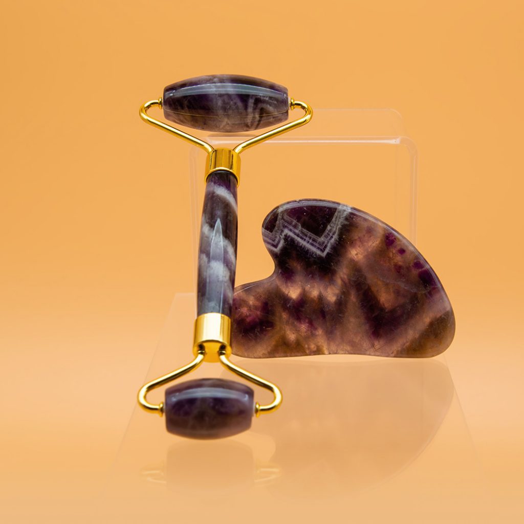 Il nostro prodotto nasce dal Mix perfetto di tradizione e modernità, comodità ed efficienza, qualità e convenienza. Su questi principi nasce DIVINA ROLLER & GUASHA che ringiovanirà la pelle rendendola liscia come la seta.

&nbsp;