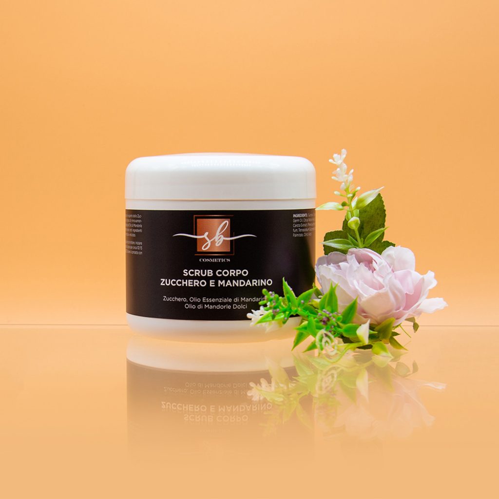 Lo Scrub corpo allo Zucchero è un trattamento esfoliante delicato che sfrutta l’azione levigante ed idratante dello zucchero, eliminando così le cellule cornee desquamanti e stimolando il processo di rinnovamento cellulare, inoltre svolge un azione emolliente, rivitalizzante e antiage grazie all'Olio di Mandorle e Olio di Carota. Gli oli essenziali di Arancio amaro e Mandarino, esplicano una marcata azione tonificante ed energizzante. La pelle apparirà subito più morbida, vellutata e purificata.

&nbsp;