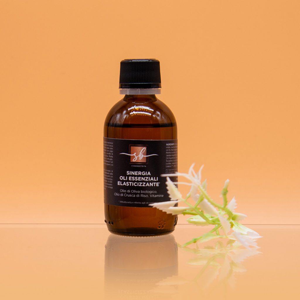 La sinergia corpo oli essenziali elasticizzante vanta numerosi Oli, tra cui l'Olio di Oliva Biologico e quello di Crusca di Riso, dalle note proprietà elasticizzanti, ideali come coadiuvanti cosmetici per il trattamento dei segni legati all'inestetismo delle smagliature e perdita di elasticità.

La sinergia corpo oli essenziali elasticizzante vanta numerosi Oli, tra cui l'Olio di Oliva Biologico e quello di Crusca di Riso, dalle note proprietà elasticizzanti, ideali come coadiuvanti cosmetici per il trattamento dei segni legati all'inestetismo delle smagliature e perdita di elasticità. Gli oli essenziali di Geranio, Limone, Menta e Patchouly svolgono un'azione tonificante, drenante e levigante. L’aggiunta delle Vitamine F ed E valorizzano la formula per una pelle che appare così morbida ed elastica.