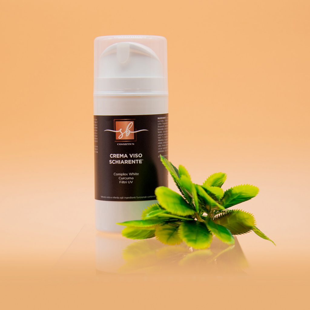 Crema schiarente che apporta luminosità e che, se usata con costanza, aiuta a ridurre la formazione delle macchie brune. I Filtri Uv proteggono la pelle dai danni dell'esposizione solare.

Crema Viso Schiarente/Protettiva che apporta luminosità e che, se utilizzata con costanza, aiuta a ridurre la formazione delle macchie brune della pelle. Grazie alla speciale combinazione di attivi di nuova generazione 