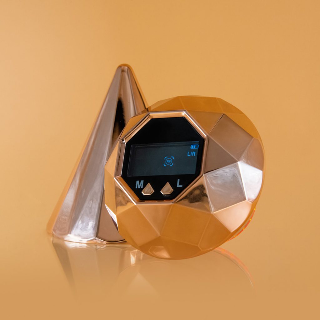 Divina Diamond è una radiofrequenza che si può effettuare sia sul viso sia sul resto del corpo, dal collo all’addome, dal décolleté fino alle gambe. Definita come “lifting senza bisturi”, si basa sull’emissione di onde radio del tutto indolori.

&nbsp;