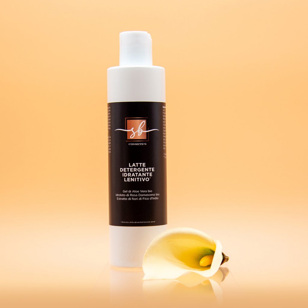 Per una beauty routine tutta bio e personalizzata con il tuo logo: latte detergente a base di gel di Aloe Vera biologica con proprietà idratanti e lenitive.

Latte che grazie ai detergenti di origine naturale, ha una ottima azione pulente senza però aggredire la pelle. Con Aloe Vera biologica dalle proprietà idratanti, Olio di Girasole, estratto di foglie di rucola, estratto di fiori di Fico d’India, vitamine E e C, per una forte azione antiossidante. L’idrolato di Rosa Damascena e quello di elicriso, aiutano a lenire, tonificare e rigenerare l’epidermide, mentre l’Inulina, derivato della cicoria, aiuta a riequilibrarla.
