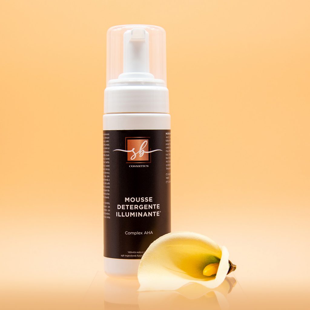 La mousse detergente illuminante deterge con delicatezza e aiuta ad eliminare trucco e impurità.

 	Deterge con delicatezza
 	Aiuta ad eliminare trucco ed impurità
 	Idrata e conferisce luminosità al viso
 	Fornisce una preparazione ottimale all'utilizzo degli altri prodotti con ingredienti schiarenti
 	Acido Mandelico e Complex White: ad azione schiarente
 	Idrolato di elicriso: ad azione riequilibrante e lenitiva
 	Acido ialuronico, Succo di Aloe Vera, Oligoelementi e Glicerina Vegetale: ad azione idratante e rigenerante.