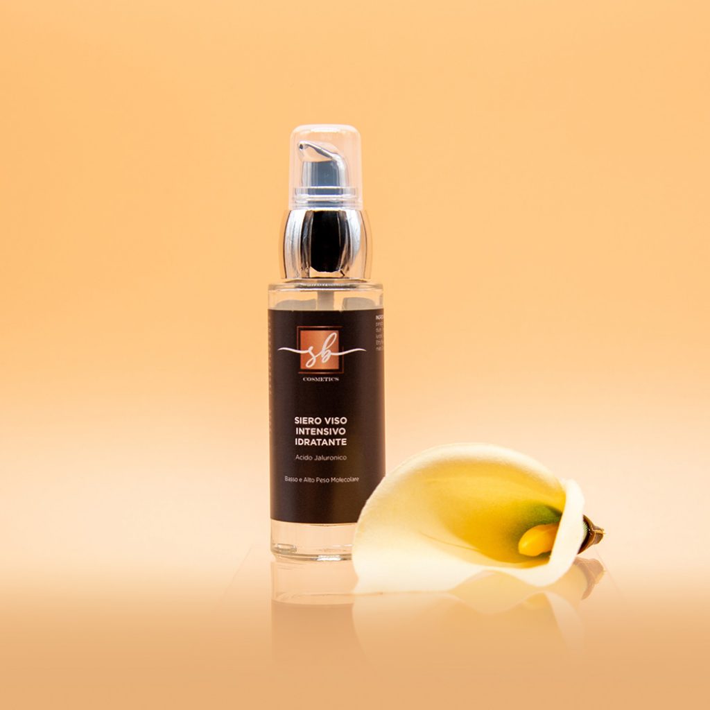 Siero Viso con Acido Jaluronico a Basso e Alto peso molecolare ad azione idratante e rimpolpante.

Il Siero Viso con Acido Jaluronico a basso e alto peso molecolare è un trattamento cosmetico ad azione idratante. Grazie alla caratteristica dell’Acido Jaluronico di trattenere acqua nei tessuti, aiuta la pelle a mantenersi più idratata, tonica e luminosa. La proprietà principale dell’Acido Jaluronico è quella di legare un elevato numero di molecole di acqua ed in particolare quello a basso peso molecolare ha effetto rimpolpante ed aiuta a distendere i segni di espressione. Per una pelle che appare liscia ed idratata.

&nbsp;