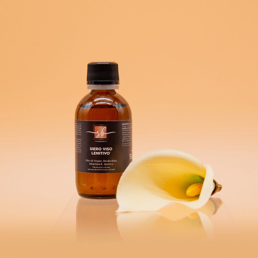 Questo siero altamente concentrato, leggero e non untuoso, adatto alle pelli secche, irritate e arrossate, la pelle ritrova già dalle prime applicazioni equilibrio e morbidezza.

Questo siero altamente concentrato, leggero e non untuoso, adatto alle pelli secche, irritate e arrossate, contiene preziosi estratti funzionali come L’Estratto di Iperico, la Vitamina E, il Bisabololo, l'Olio di Argan e gli Oli Essenziali di Lavanda, Timo bianco, Rosmarino e Menta, in grado di aumentare il livello di tolleranza dell’epidermide, minimizzando le reazioni cutanee. La pelle ritrova già dalle prime applicazioni equilibrio e morbidezza.