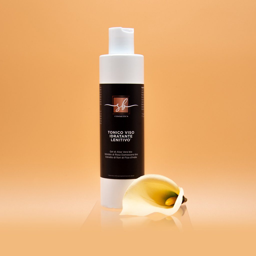 Per una beauty routine tutta bio a base di aloe vera, idrolato di rosa damascena ed estratti di fiori di fico d'India.

Tonico Viso a base di Aloe Vera biologica dalle proprietà idratanti, arricchito con estratto di foglie di rucola ed estratto di fiori di Fico d’India ad azione antiossidante. l'Allantoina e l’idrolato di Rosa Damascena e quello di elicriso, aiutano a lenire, tonificare e rigenerare l’epidermide, mentre l’Inulina, derivato della cicoria, aiuta a riequilibrarla.

&nbsp;

&nbsp;